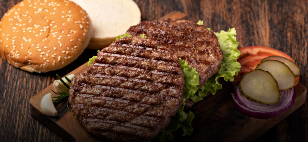 Imagen de 2 tortas cocidas con lechuga